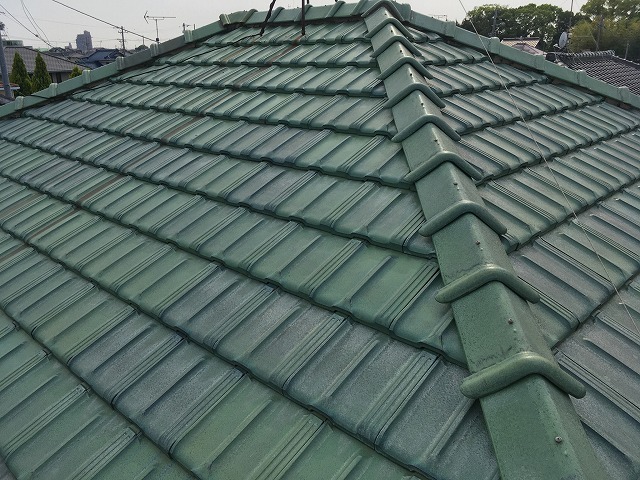 岐阜市で平板瓦の屋根を点検、棟の固定が緩み漆喰が劣化し取り直しが必要、アンテナも劣化していた